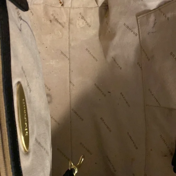 Beautiful leather Brahmin bag. Two zippers on top and 4 pockets on the inside. - Picture 7 of 10